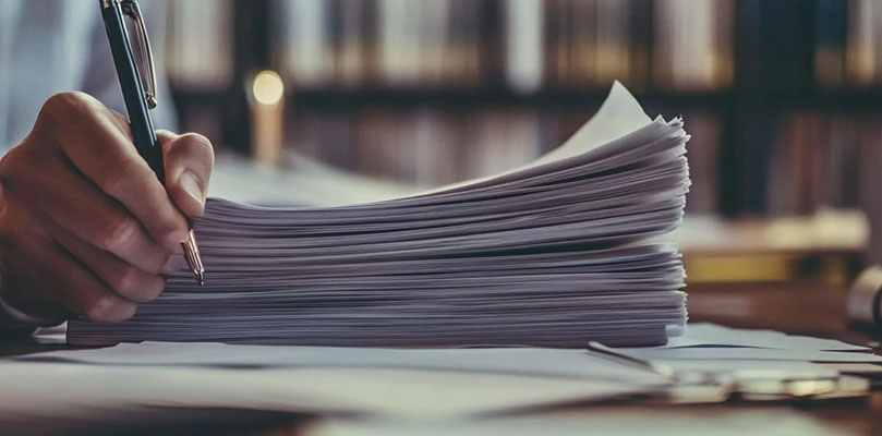 Pila de documentos en escritorio